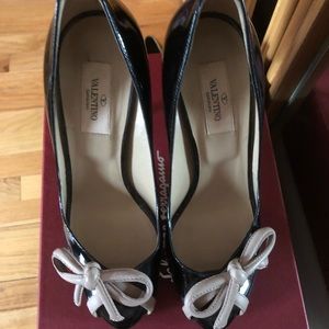 Valentino like new black patent bow peep toe pump